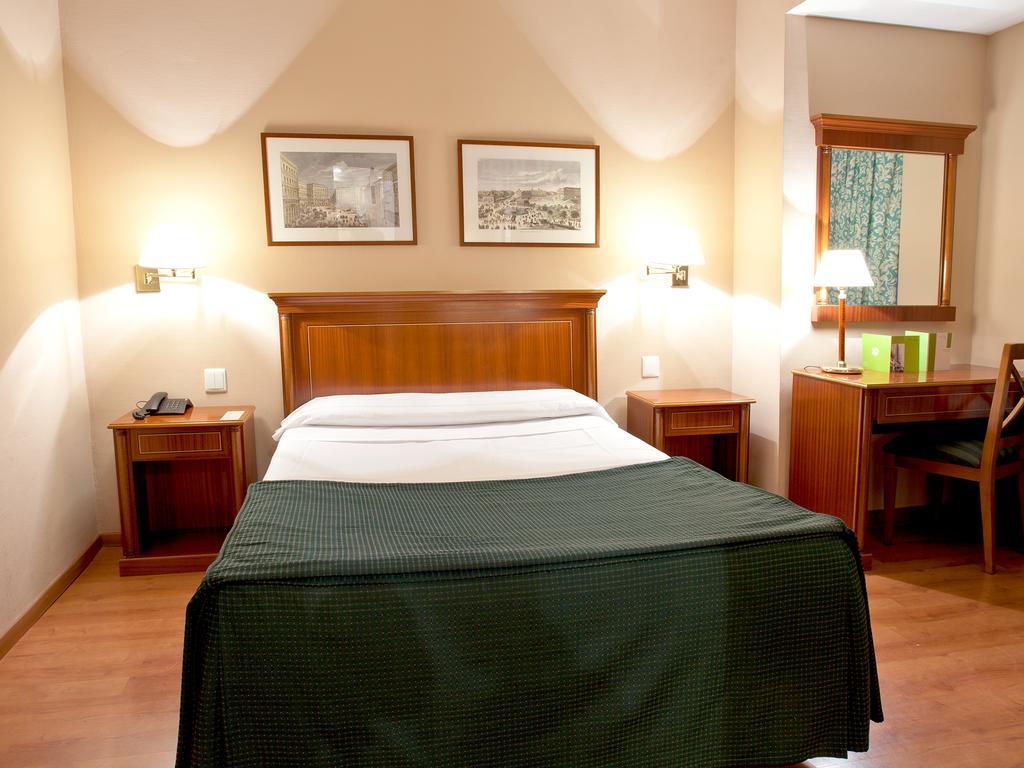 Room Mate Macarena, Madrid Gran Via Room photo